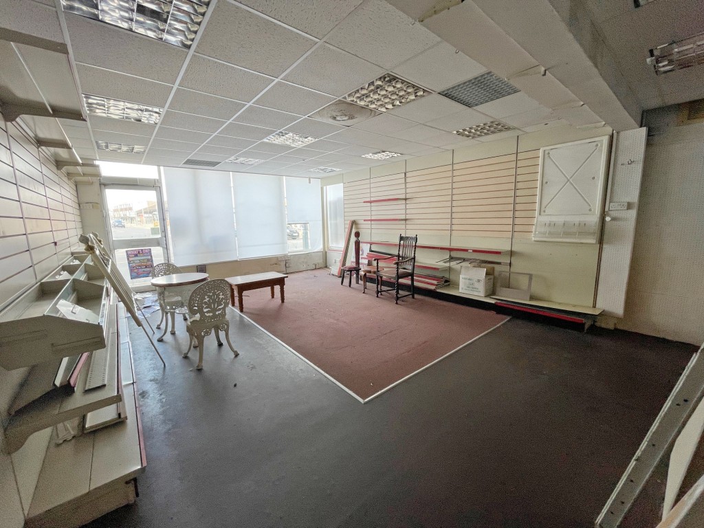 Lot: 61 - VACANT FREEHOLD COMMERCIAL PREMISES - Looking back from the back of the shop towards the front